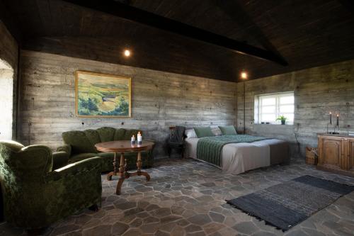1 dormitorio con 1 cama, mesa y sillas en Jakob´s old farmhouse en Hvolsvöllur