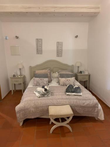 sypialnia z łóżkiem z psem siedzącym na nim w obiekcie Tivoli en Provence w mieście Cotignac