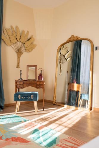 a room with a dressing table and a mirror at Gite L'Instant Champenois in Bréviandes