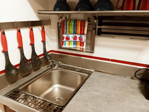 fregadero de acero inoxidable en una cocina con utensilios en Precioso apartamento 3 habitaciones. Con patio., en Camas