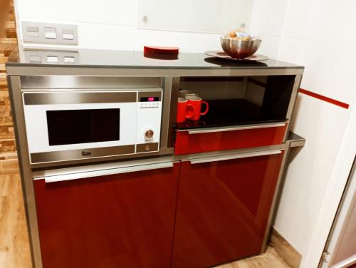 un horno microondas en la parte superior de una barra de cocina en Precioso apartamento 3 habitaciones. Con patio., en Camas