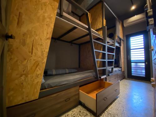 Двухъярусная кровать или двухъярусные кровати в номере 途中玉里青年旅舍On My Way Yuli Hostel