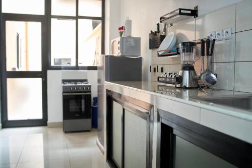 uma cozinha com um fogão e uma bancada em Appartement cosy or bonapriso em Douala