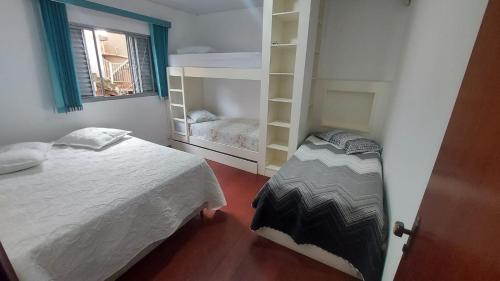 1 dormitorio pequeño con 1 cama y literas en Casa Maciel, en São Thomé das Letras