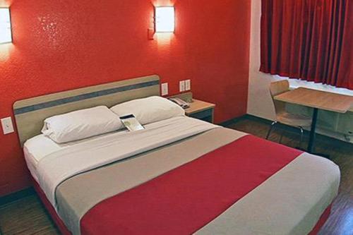 Motel 6-Pasadena, TXにあるベッド