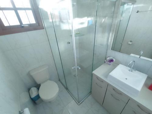 La salle de bains est pourvue d'une douche, de toilettes et d'un lavabo. dans l'établissement Casa Vânia, à Canela