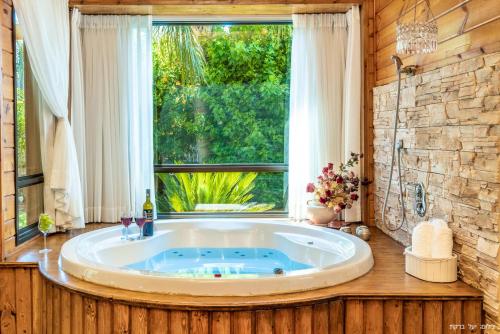 בקתות אור הקרן - בקתות מדהימות עם ג'קוזי, סאונה ובריכה מחוממת