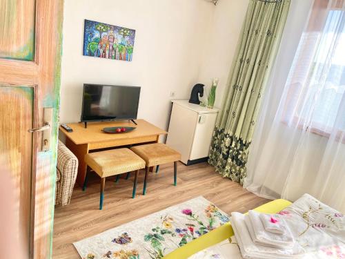 a small room with a desk and a television at Guest house Hei Taka in Sozopol