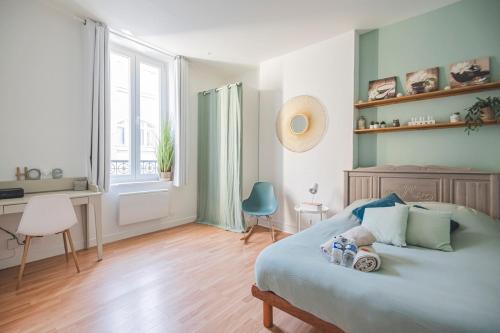 une chambre avec un lit, un bureau et une fenêtre dans l'établissement Joli studio Le Cocon des Arènes, Roosevelt Arèna, à Reims