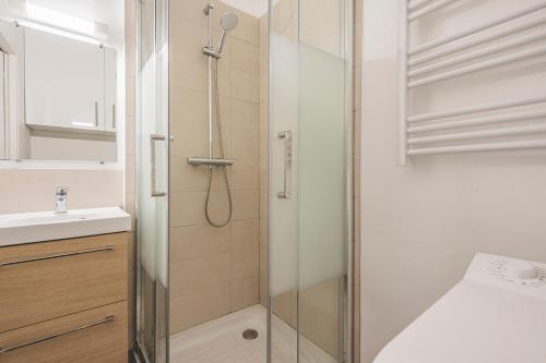 une salle de bain avec douche et lavabo dans l'établissement Joli studio Le Cocon des Arènes, Roosevelt Arèna, à Reims