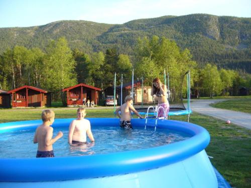 un grupo de niños jugando en una piscina en Birkelund camping, en Geilo