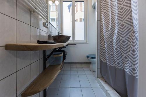 łazienka z umywalką, toaletą i oknem w obiekcie St Léon Strasbourg - Studio 3 Pers - Proche centre ville w Strasburgu