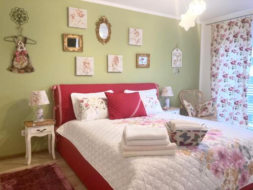 um quarto com uma cama grande e uma cabeceira vermelha em Sweet Garden Residence em Brasov