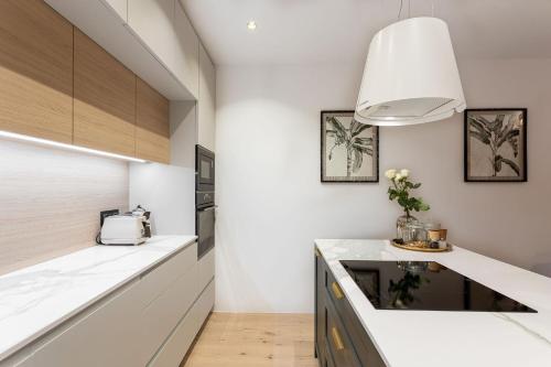 eine Küche mit weißen Arbeitsflächen und einer weißen Arbeitsplatte in der Unterkunft Apartment Zoja in Kranjska Gora