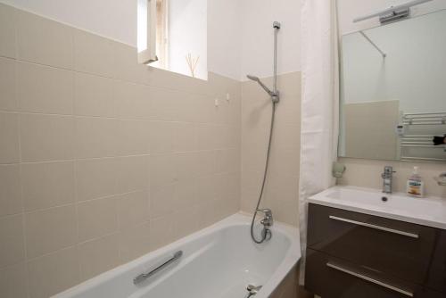 ボレーヌにあるAppartement 55m² - 2/4 personnes en centre villeの浴槽と洗面台のある白いバスルーム