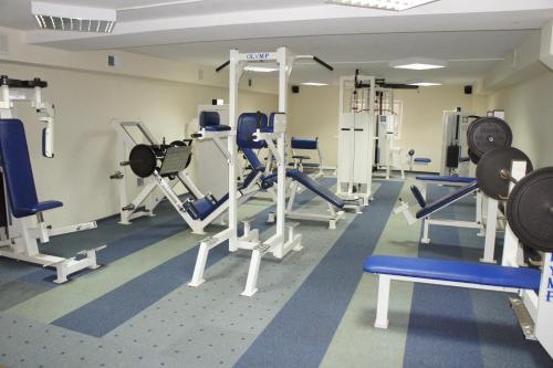 a gym with several tread machines and weights at Maraton in Lubenia
