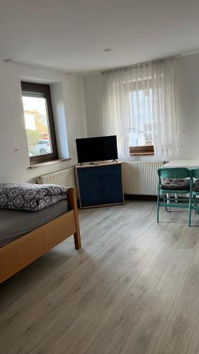 TV a/nebo společenská místnost v ubytování Monteurzimmer Ringingen