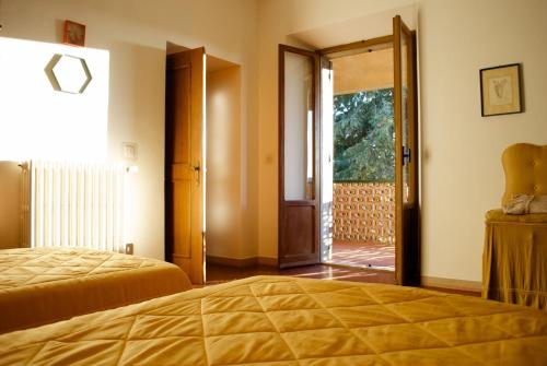 una camera con letto e porta scorrevole in vetro di Agriturismo La Malcontenta e il Lupo a Todi