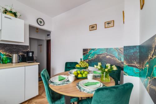 eine Küche mit einem Tisch und einer Obstschale in der Unterkunft APARTAMENT ZIELONO MI...... in Jedlina-Zdrój