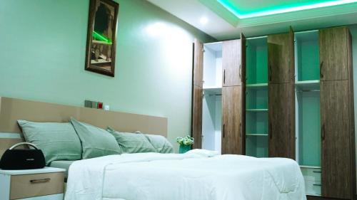 1 dormitorio con cama blanca y sofá en Immaculate 3-Bed Apartment in Accra, en Accra