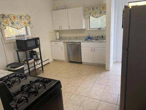 Three Bedroom Home! Large Backyard! – Photos 5