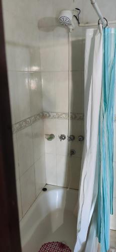 y baño con bañera y ducha. en Cataratas alojamiento en Puerto Iguazú