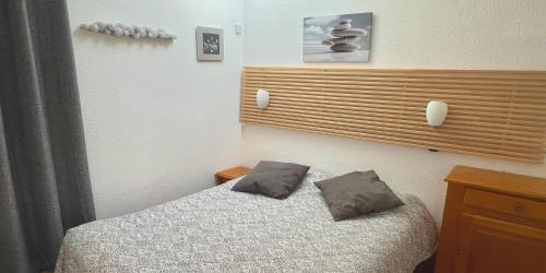 מיטה או מיטות בחדר ב-Le Skisun - Massif et Parc national des Ecrins - Puy Saint Vincent 1800