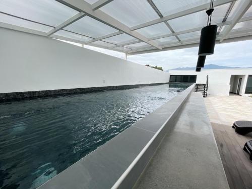 - une piscine sur le côté d'une maison dans l'établissement Vurá 201, à San José