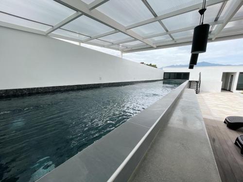 a swimming pool on the side of a house at Vurá 201 in San José