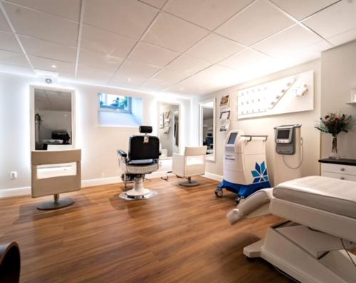 a room with a hospital room with a bed and a salon at Villa Brunnby in Mölle
