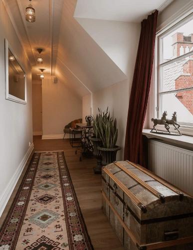 a room with a trunk on the floor and a window at Villa Brunnby in Mölle