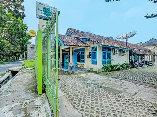 a building on the side of a street at SPOT ON 2275 Omah Jm in Beran-kidul
