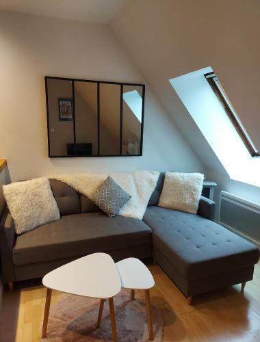 sala de estar con sofá y espejo en Sarlat 4 Life en Sarlat-la-Canéda
