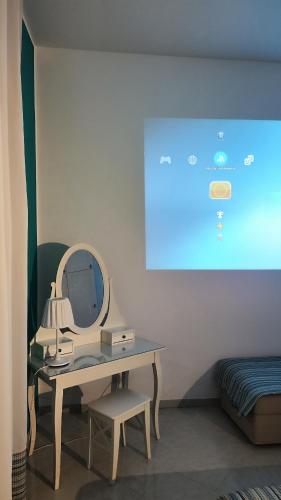 Una televisión o centro de entretenimiento en Via Arriano 11