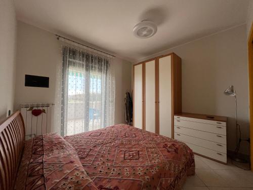 1 dormitorio con 1 cama, vestidor y ventana en Bellavista, en San Salvo