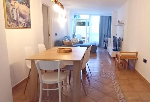 una sala da pranzo e un soggiorno con tavolo e sedie. di Miramar Beach Apartment a El Médano