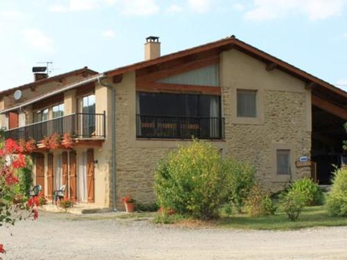 uma grande casa de tijolos com uma varanda em Chambre d'Hôtes La Bourdasse em Loubens