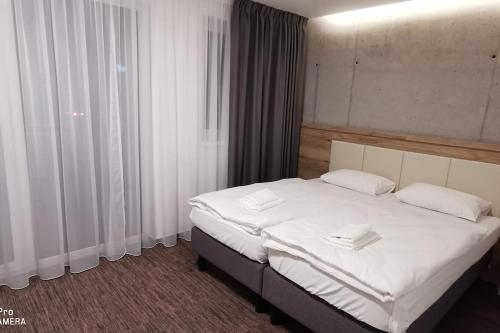 Un pat sau paturi într-o cameră la Apartmán na Slnečných Jazerách v Senci