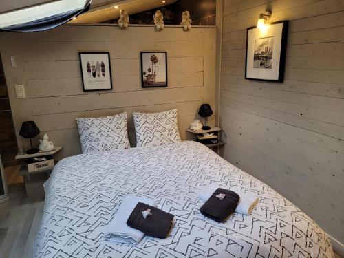 1 dormitorio con 1 cama con 2 toallas en le loft en Spa
