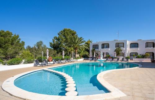 una piscina di fronte a un edificio di Apartamentos Barbarroja - Formentera Break a Playa Migjorn