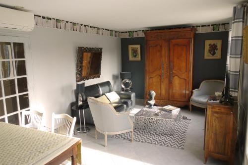 un salon avec une table et des chaises dans l'établissement Bel appartement avec grande terrasse sud, à Vaison-la-Romaine