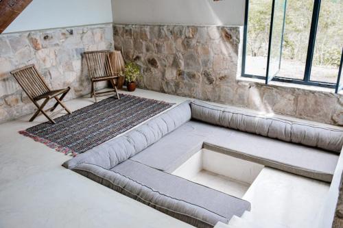 een woonkamer met een bank en 2 stoelen bij Casa AMAR Piscinas Naturais in Lençóis