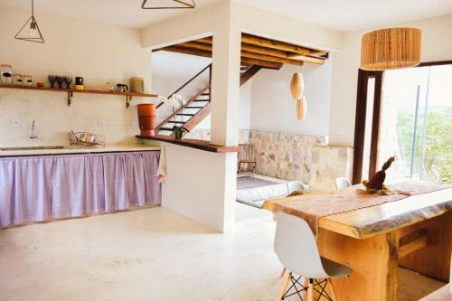 uma cozinha e sala de jantar com uma mesa de madeira em Casa AMAR Piscinas Naturais em Lençóis