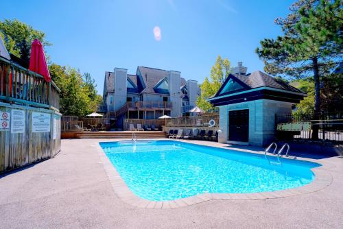 a swimming pool in front of a house at Hillside BLUE MTN Family Loft @ North Creek Resort in Blue Mountains