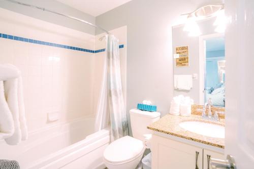 uma casa de banho branca com um WC e um lavatório em Gorgeous Loft in the Heart of Blue Mountain em Blue Mountains