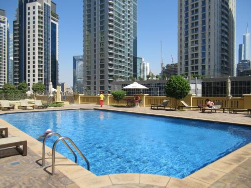 une grande piscine dans une ville avec de grands bâtiments dans l'établissement Breathtaking sea view, beachfront apartment, 2 bedrooms, à Dubaï