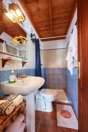 a bathroom with a sink and a toilet at Casitas Manuel in El Paso