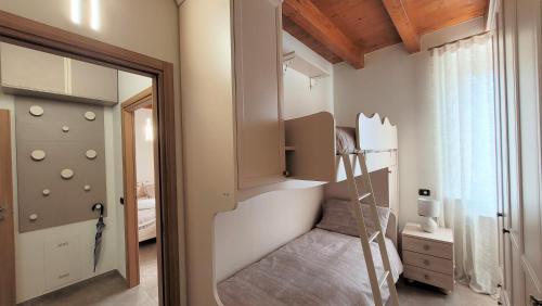 Eva Lake Endine Hospitality في إندين جياناو: غرفة صغيرة مع سرير بطابقين وسلم