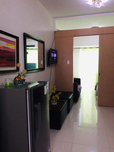 Een TV en/of entertainmentcenter bij R&B Suites Tagaytay Lakeview
