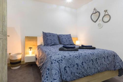 - une chambre avec un lit doté d'une couette et d'oreillers bleus dans l'établissement Colmar Appt 4 pers centre ville 300m Petite Venise, à Colmar